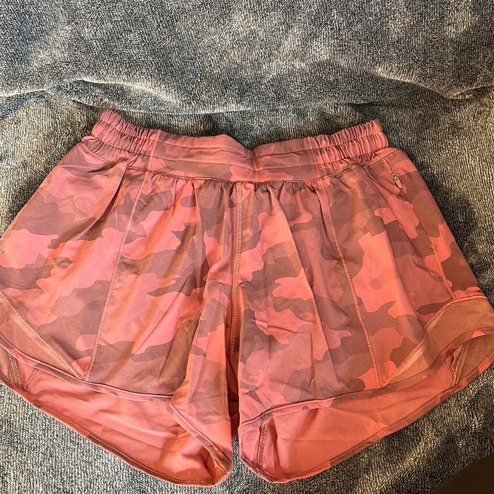 Lululemon Hotty Hot Low Rise Lined Short 4”